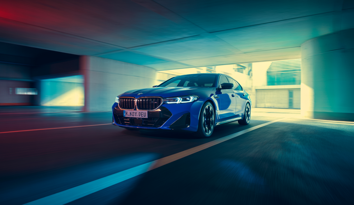 Representation artistique du BMW M5 Touring 2025 exposant sa technologie hybride et son allure sportive