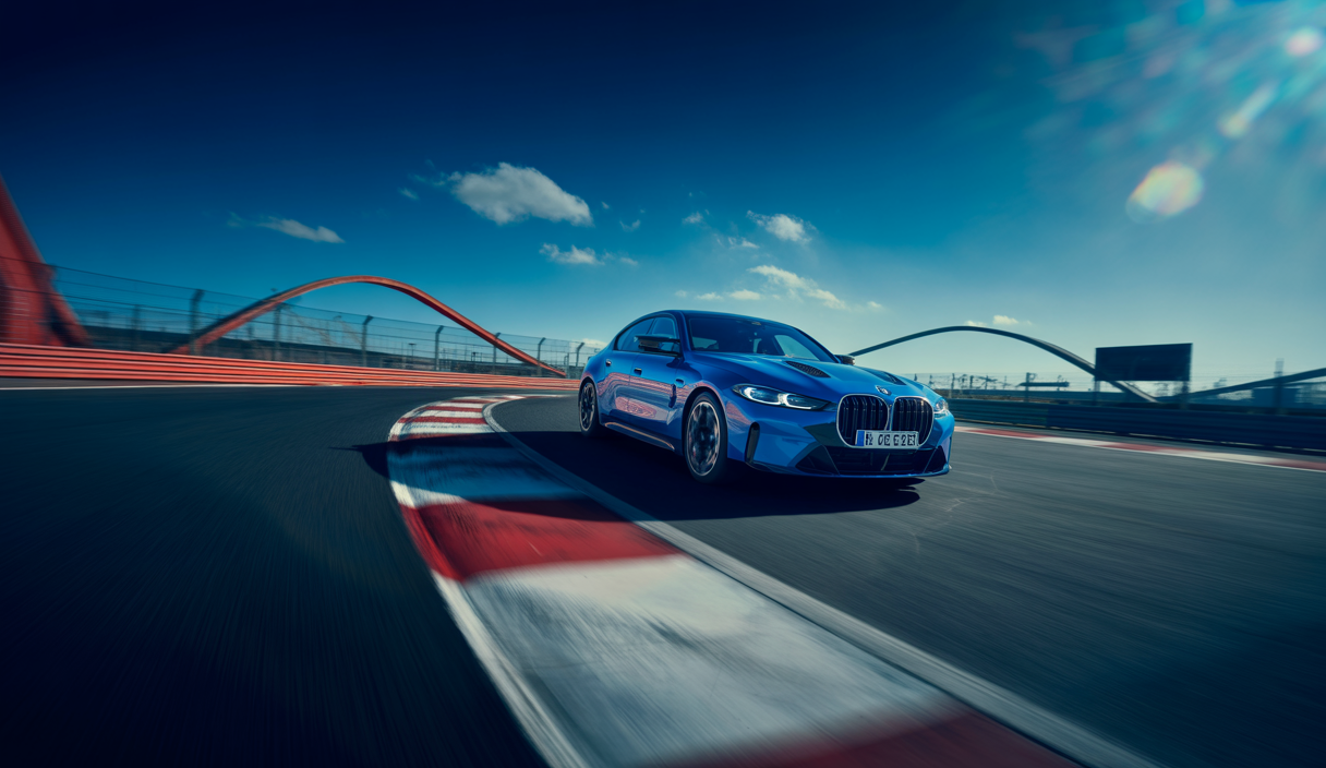 Scène inspirante d'une BMW M en action sur un circuit, capturant la vitesse et la passion automobile.