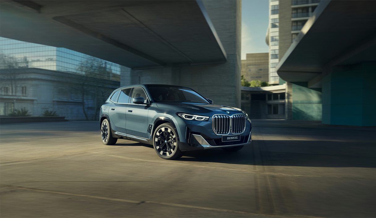 Nouveau SUV BMW 2025 avec innovations techniques et recharge optimisée.