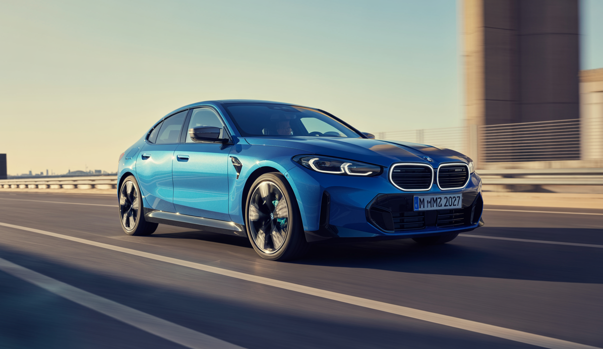 Prototype BMW iM3 2027, berline sportive électrique puissante avec design moderne et ADN M, sur route urbaine dynamique