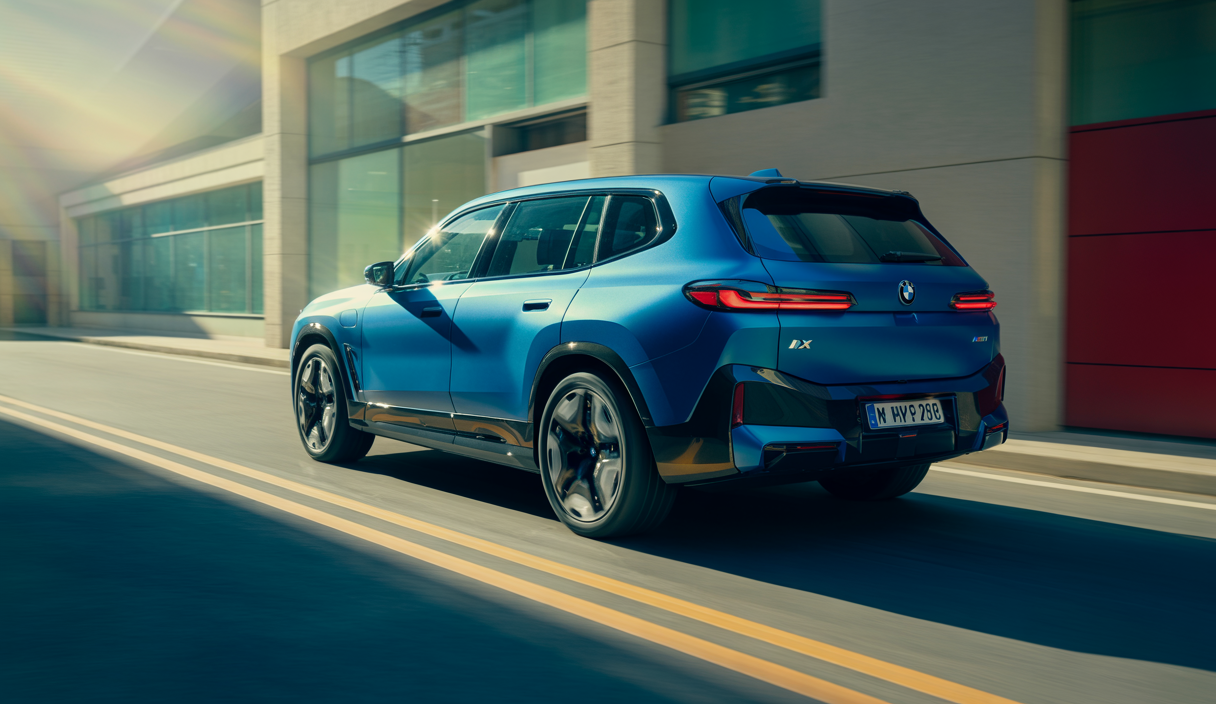 Vue latérale dynamique de la BMW iX M70 2026 électrique, SUV haut de gamme bleu métallisé avec calandre M et roues alliage M sport, sur route urbaine moderne sous lumière naturelle douce