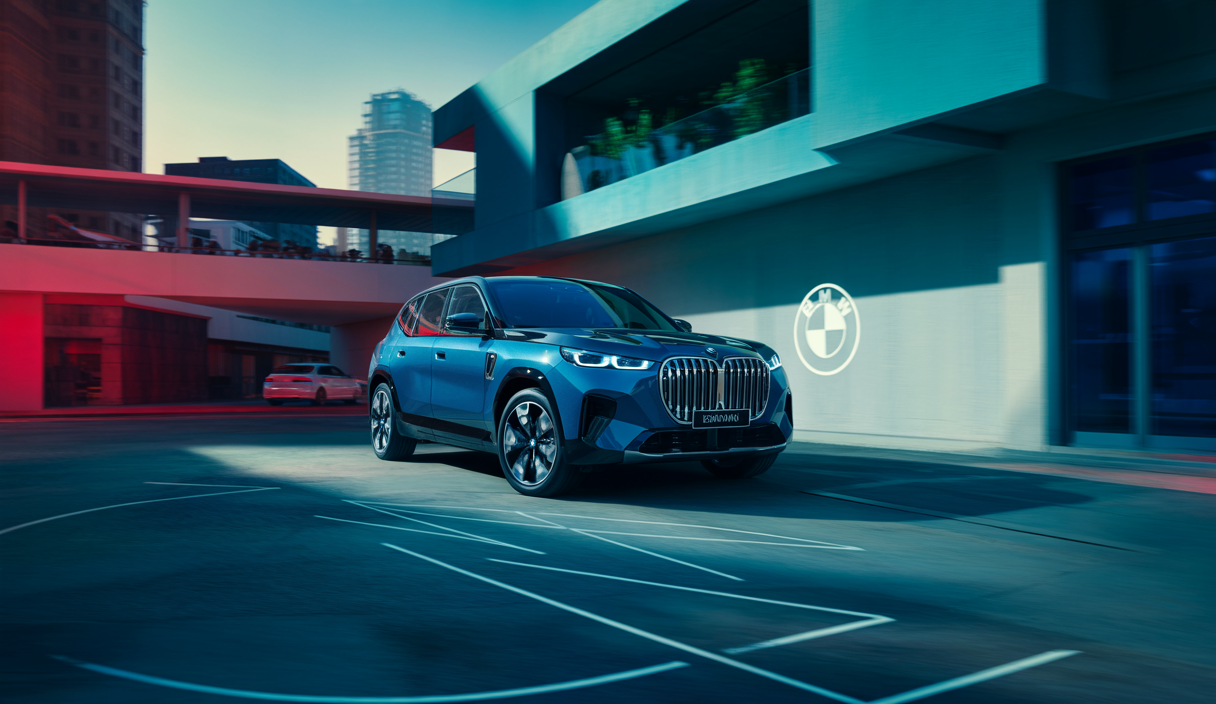 Vue immersive du SUV électrique BMW iX M70 alliant luxe et innovation