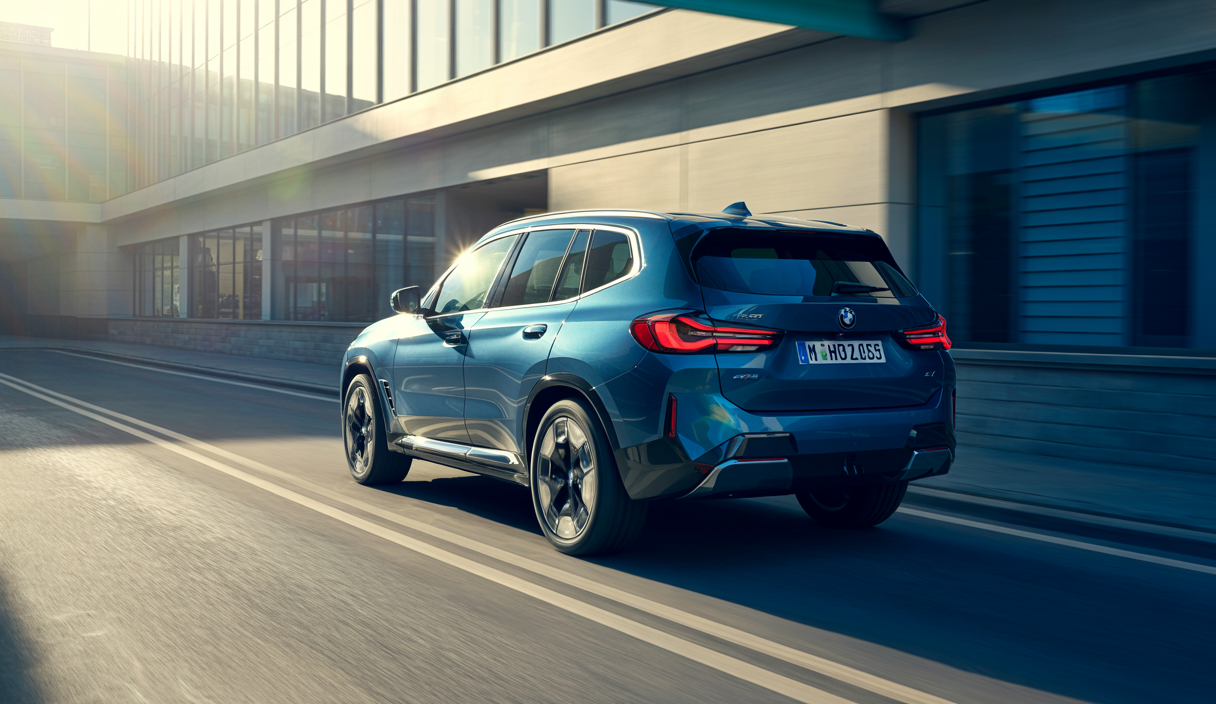 BMW iX3 2025, SUV électrique de nouvelle génération sur plateforme Neue Klasse, avec design futuriste bleu métallisé, calandre double haricot intégrée, et intérieur high-tech avec affichage tête haute panoramique