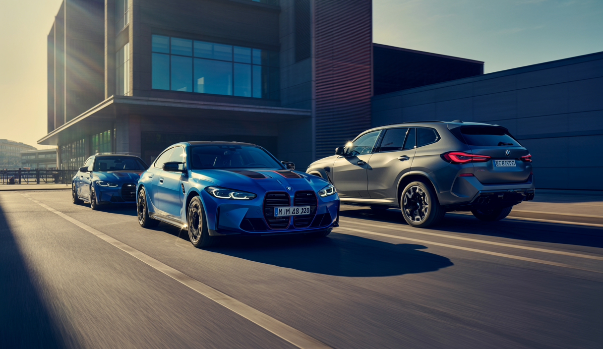Vue dynamique de la gamme BMW M Performance 2026 avec modèles sportifs dans un environnement urbain moderne