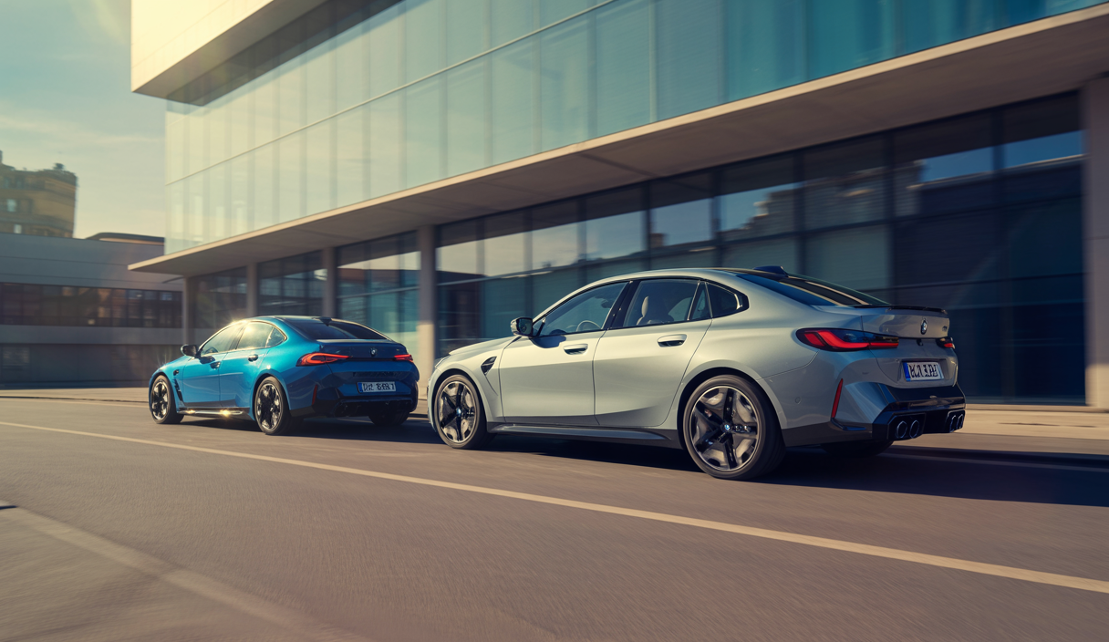 Vue de face et de profil des BMW M3 et M4 2025, montrant leurs designs sportifs distinctifs et caractéristiques techniques sous un éclairage dynamique.