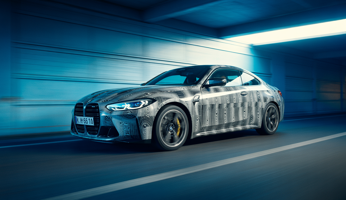 Voiture BMW M4 sous un éclairage dramatique