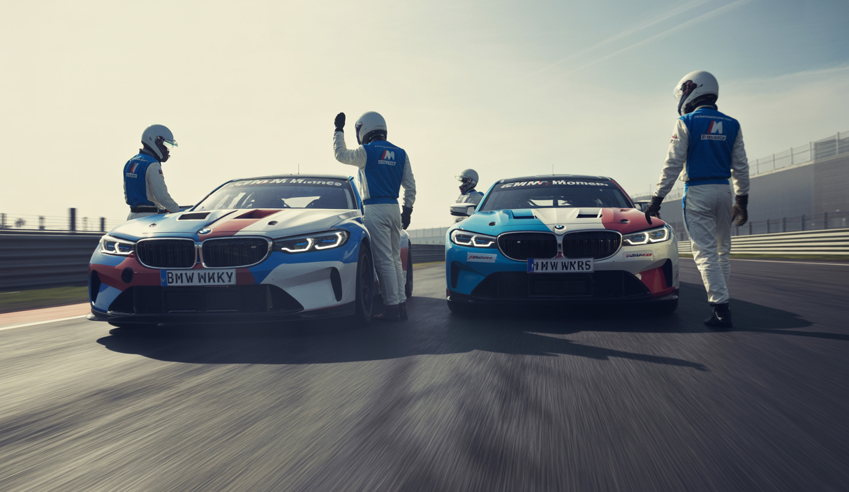 Voitures BMW M Hybrid V8 engagées en course d’endurance sur le circuit de Spa-Francorchamps lors des 24 Heures de Spa 2025 avec pilotes en combinaison, ambiance sportive et technologique dynamique