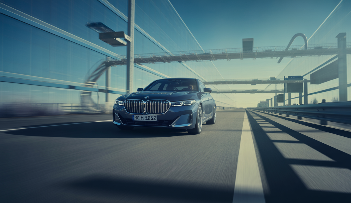 Voiture BMW illustrée en mode semi-autonome sur autoroute.