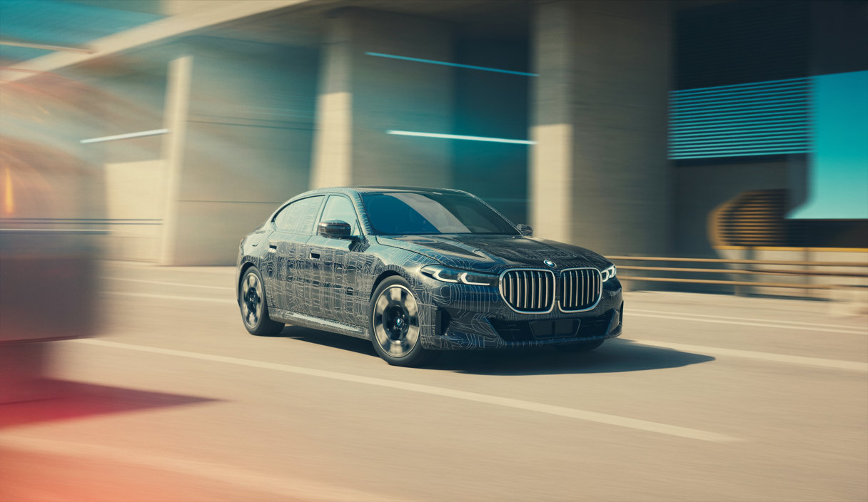 Vue rapprochée de la BMW V2adefi mettant en valeur sa structure carbone légère et son système de direction active