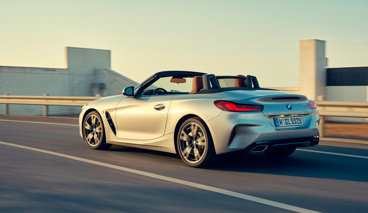 BMW Z4 M40i 2025 roadster blanc avec toit ouvrant, visibles jantes sport 19/20 pouces, intérieur moderne avec sièges M Sport et tableau de bord numérique